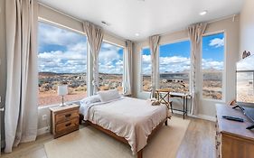 Page Arizona Border Town- Grand Serenity Room With Mesa Views