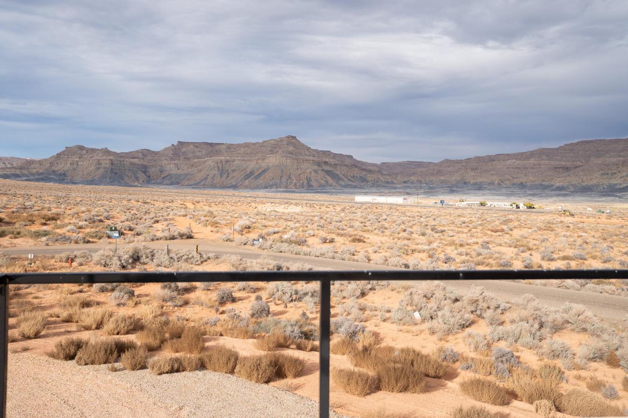 Page Arizona Border Town- Grand Serenity Room With Mesa Views Big Water Extérieur photo